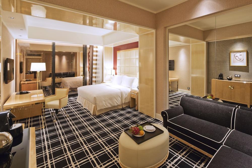 The Lin Hotel Тайджун Екстериор снимка A suite at the hotel