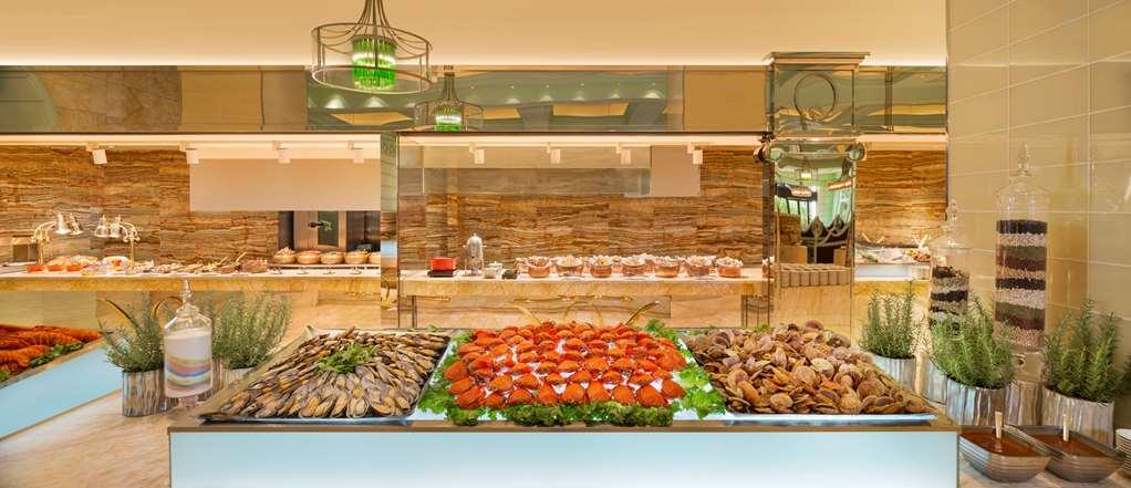 The Lin Hotel Тайджун Ресторант снимка Seafood at the buffet