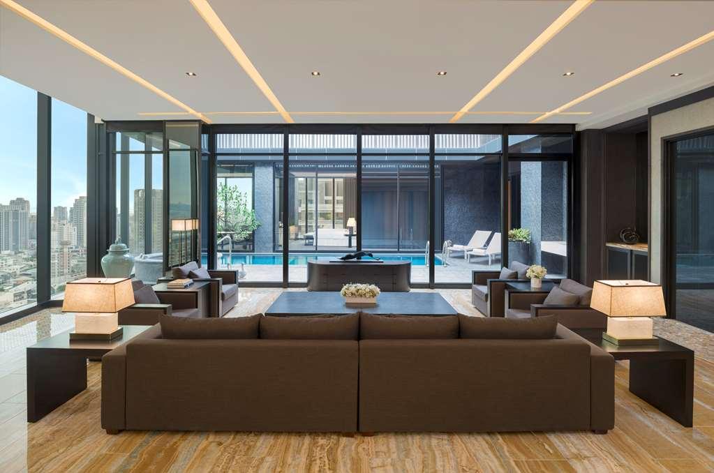 The Lin Hotel Тайджун Екстериор снимка The living room of a three-bedroom suite