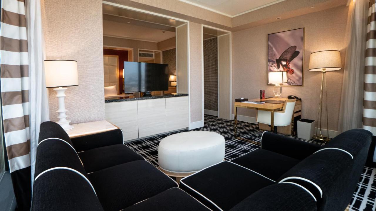 The Lin Hotel Тайджун Екстериор снимка A suite at the Mandarin Oriental, New York