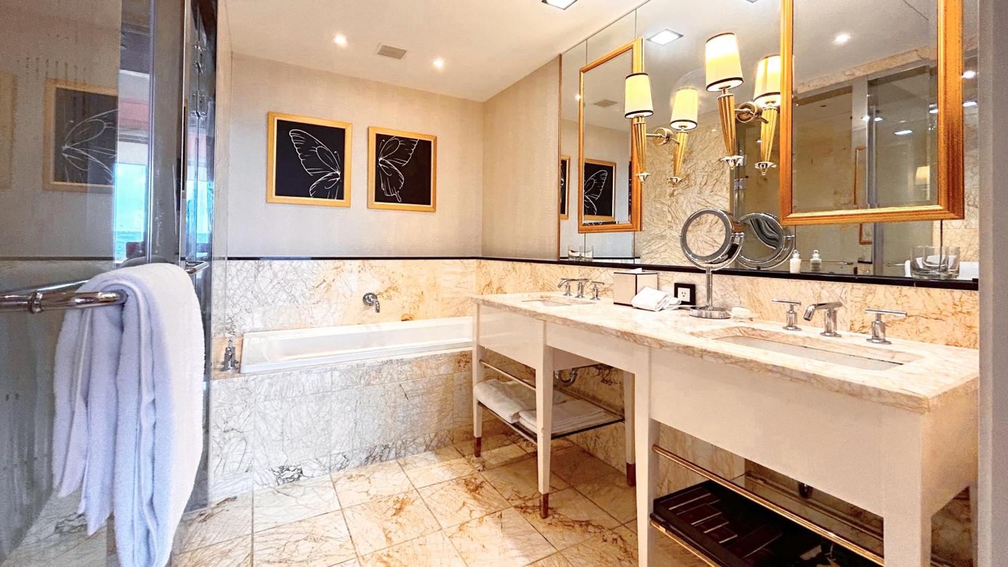 The Lin Hotel Тайджун Екстериор снимка A bathroom in a hotel