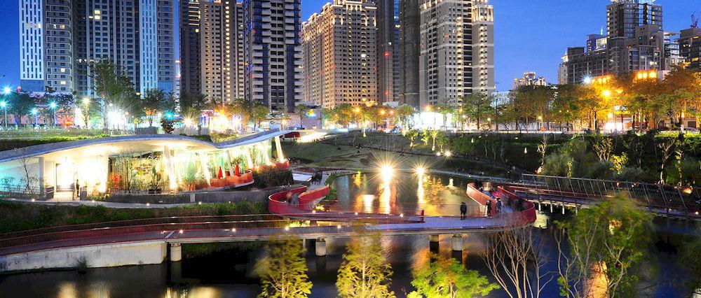 The Lin Hotel Тайджун Екстериор снимка View of the park at night