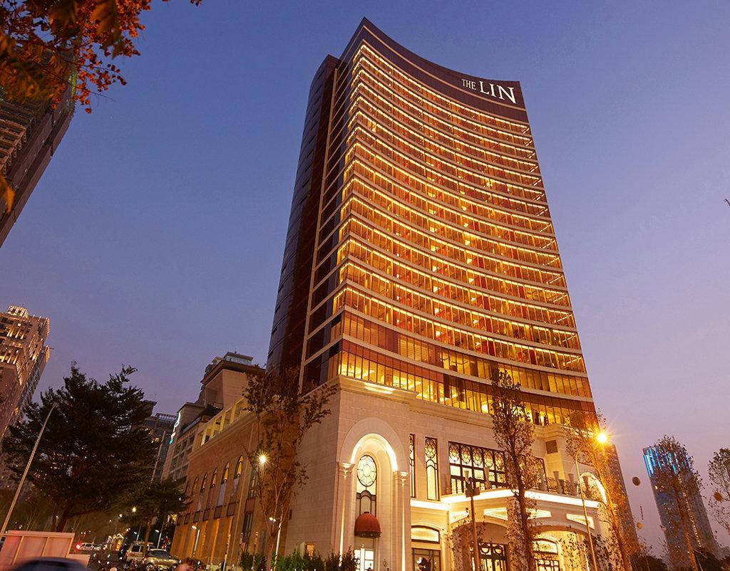 The Lin Hotel Тайджун Екстериор снимка The hotel at night