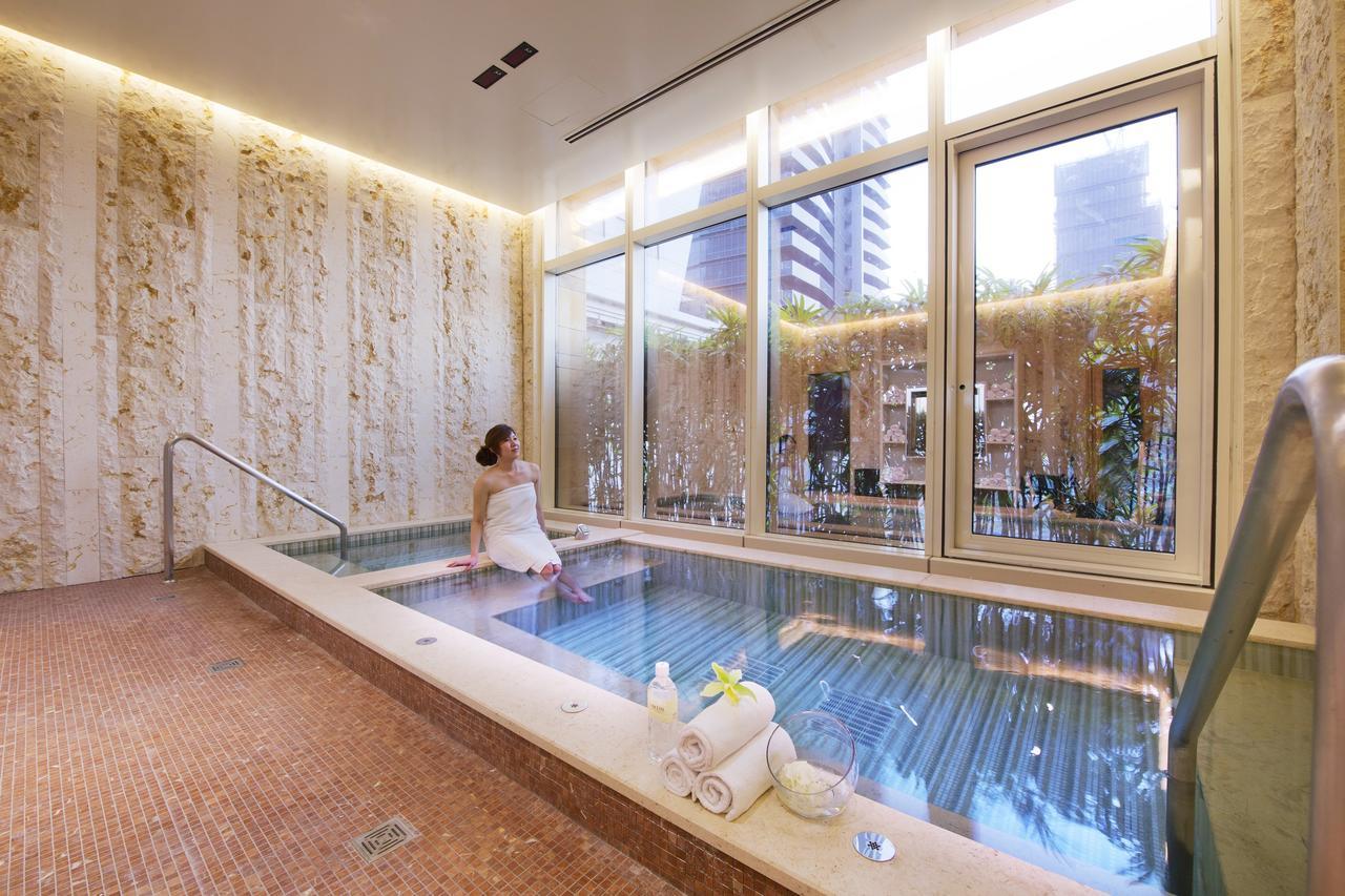 The Lin Hotel Тайджун Екстериор снимка A woman in a spa