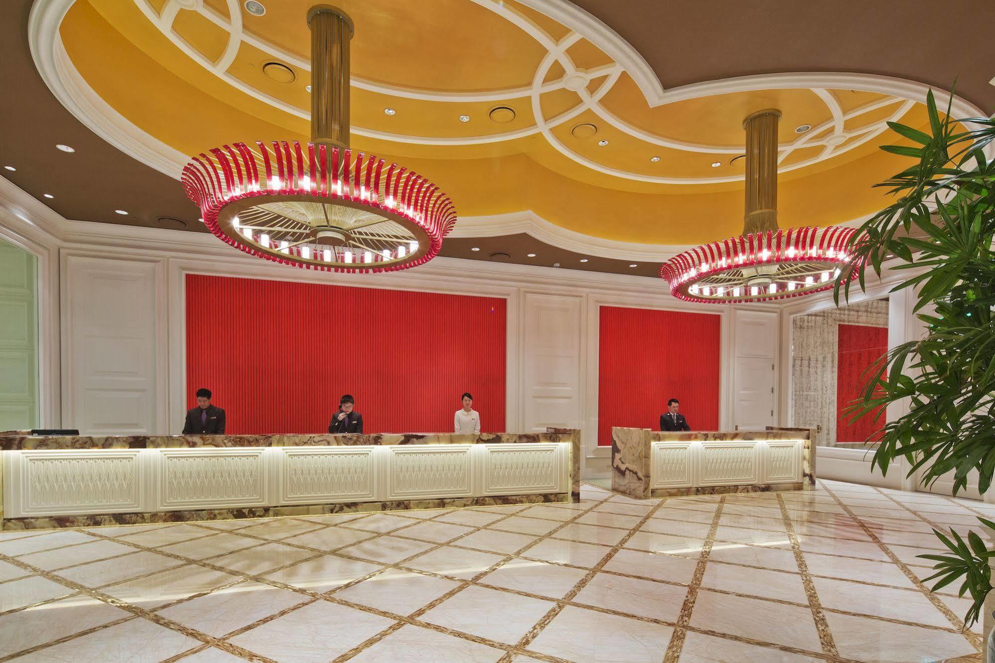 The Lin Hotel Тайджун Екстериор снимка The lobby of the Wynn Palace