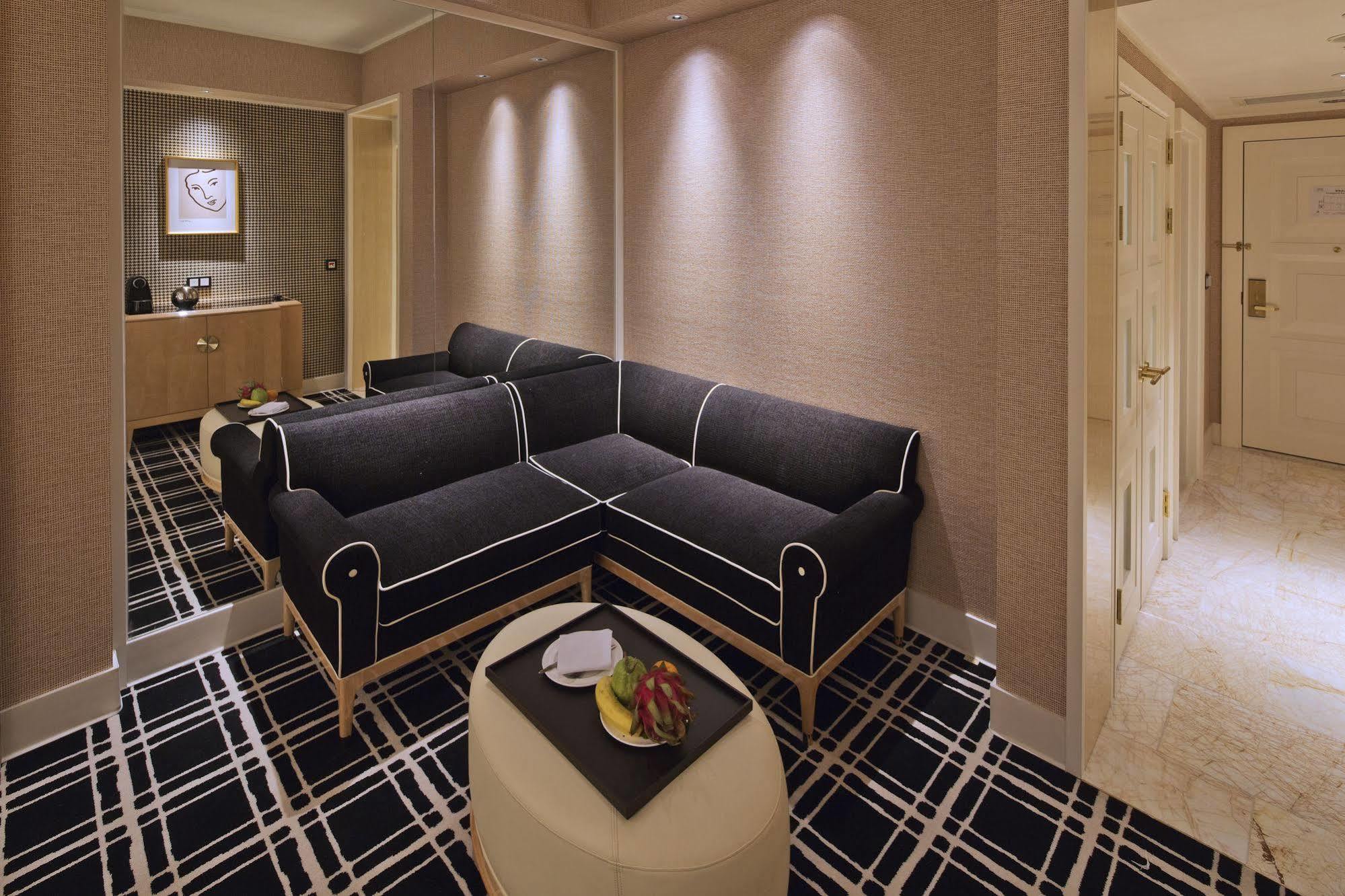 The Lin Hotel Тайджун Екстериор снимка A suite at the Ritz-Carlton, Hong Kong