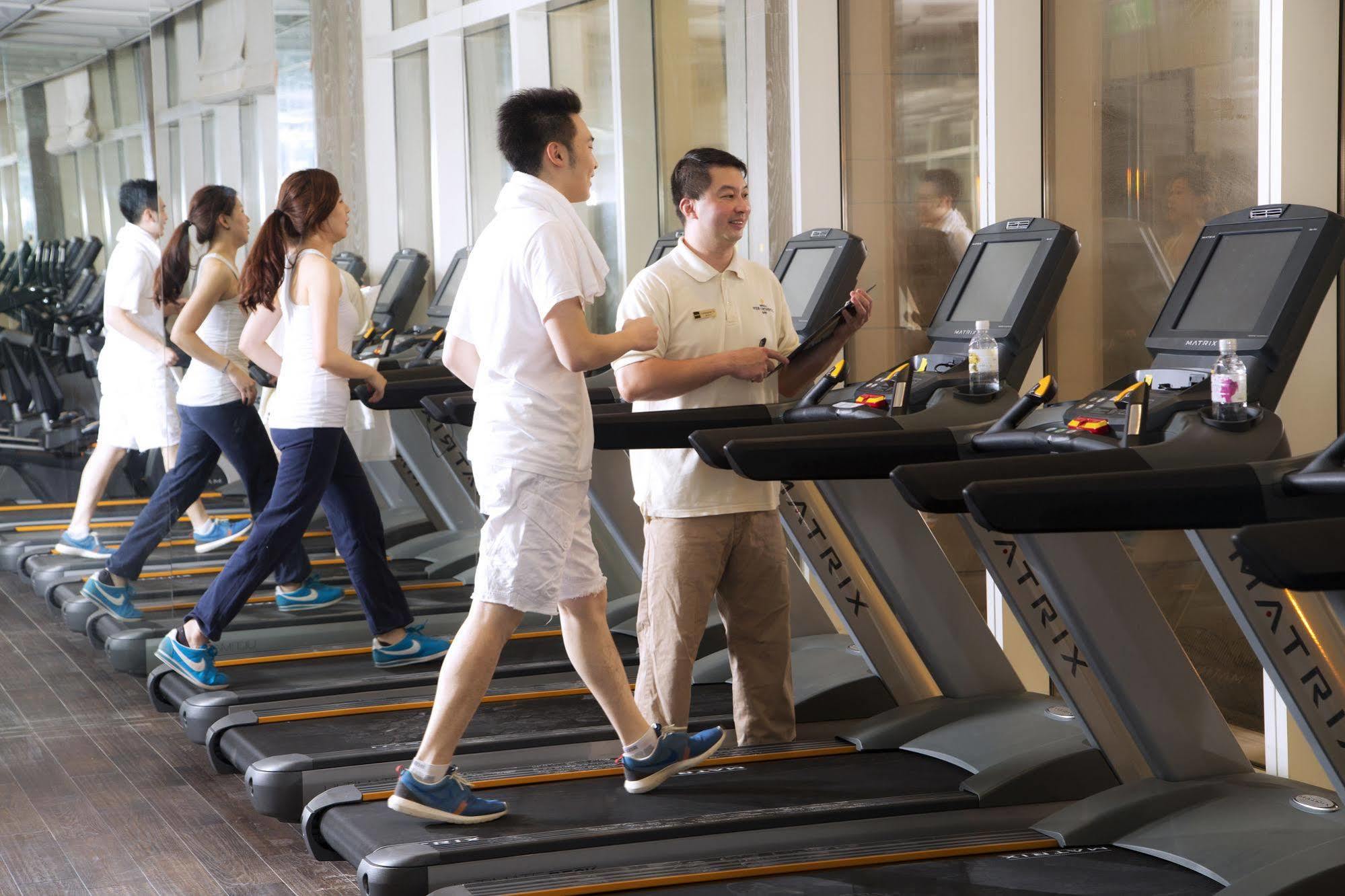 The Lin Hotel Тайджун Екстериор снимка People exercising on treadmills