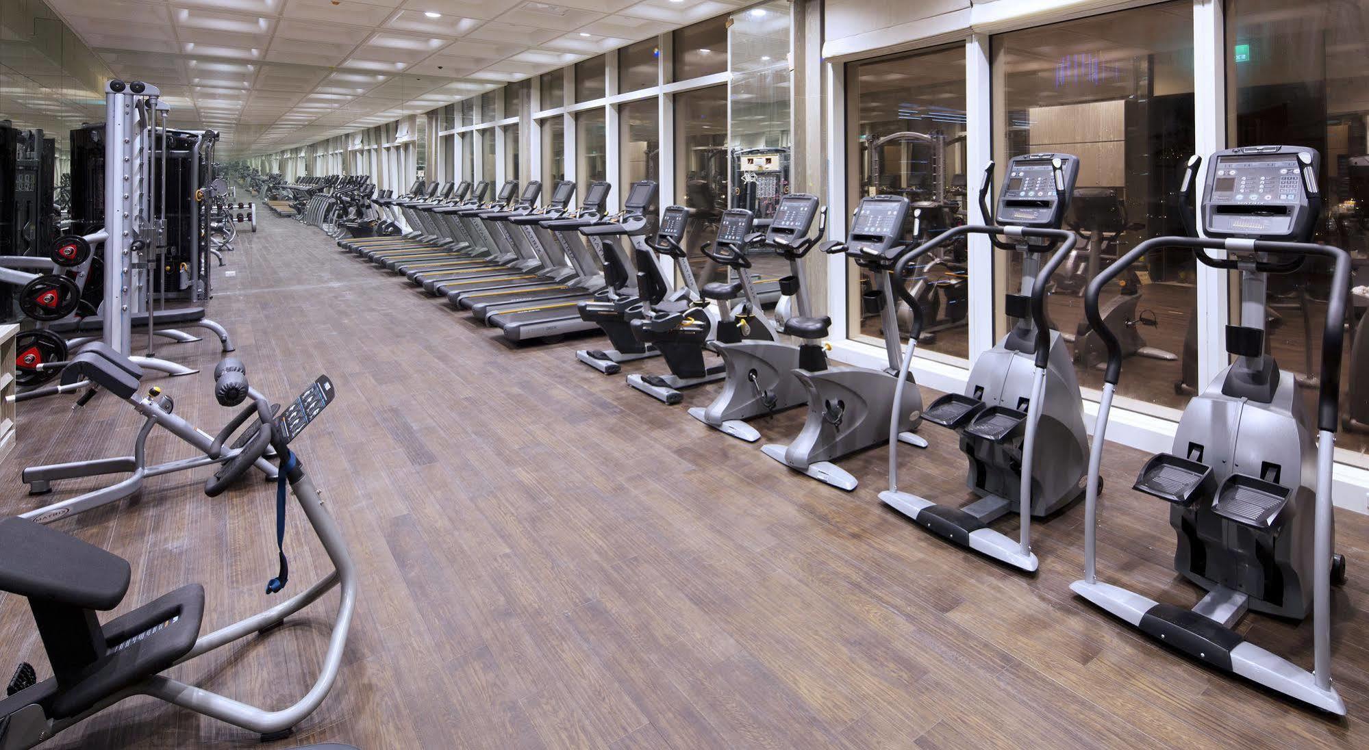 The Lin Hotel Тайджун Екстериор снимка The gym at the hotel