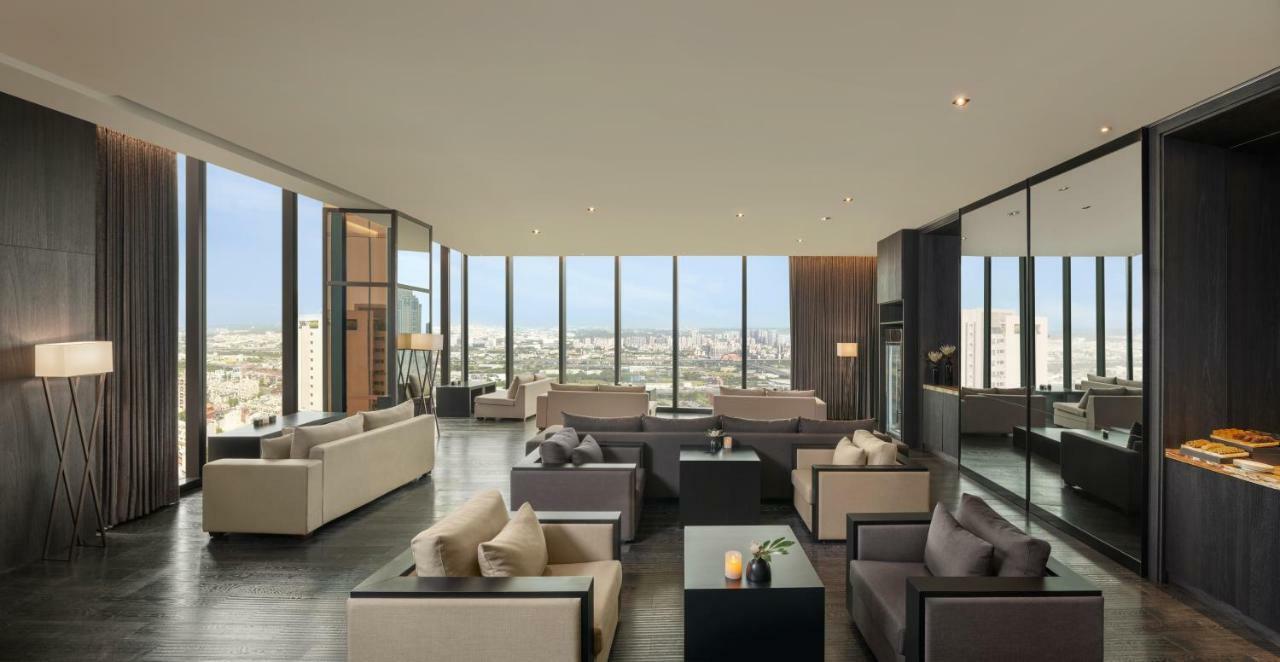 The Lin Hotel Тайджун Екстериор снимка The Club Lounge at the Ritz-Carlton, Dubai
