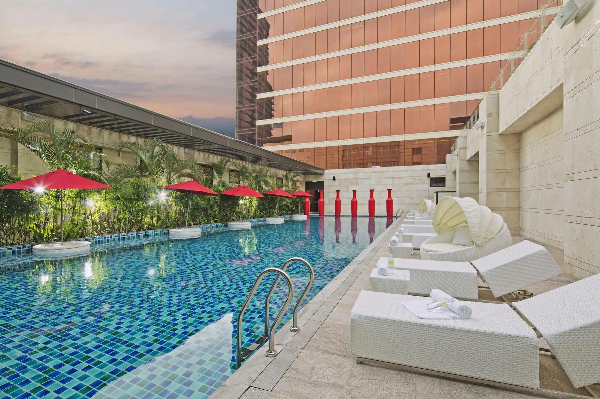 The Lin Hotel Тайджун Екстериор снимка The swimming pool at the hotel